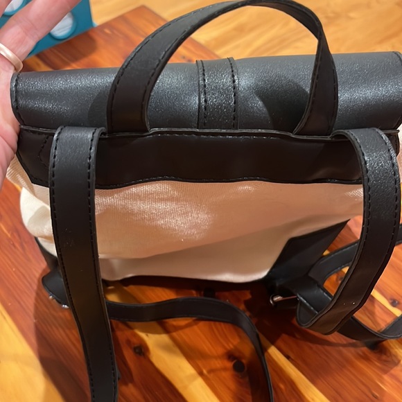 Backpack - Picture 8 of 8